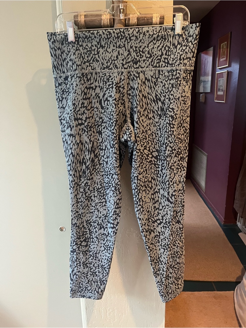 Athleta women’s Speckled animal print Blue & Light green  Athletic XL Leggings